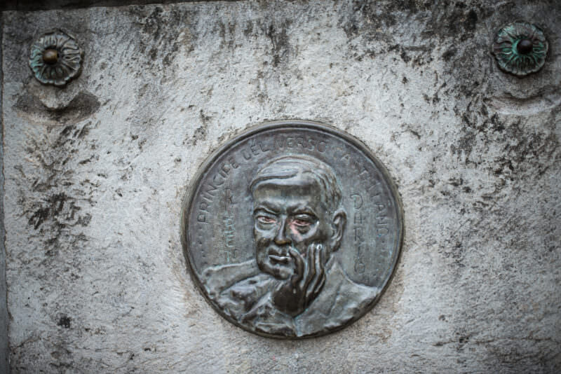 Bronze medallion portrait of Rubén Darío with 'Principe del Verso Castellano' inscription on weathered stone base