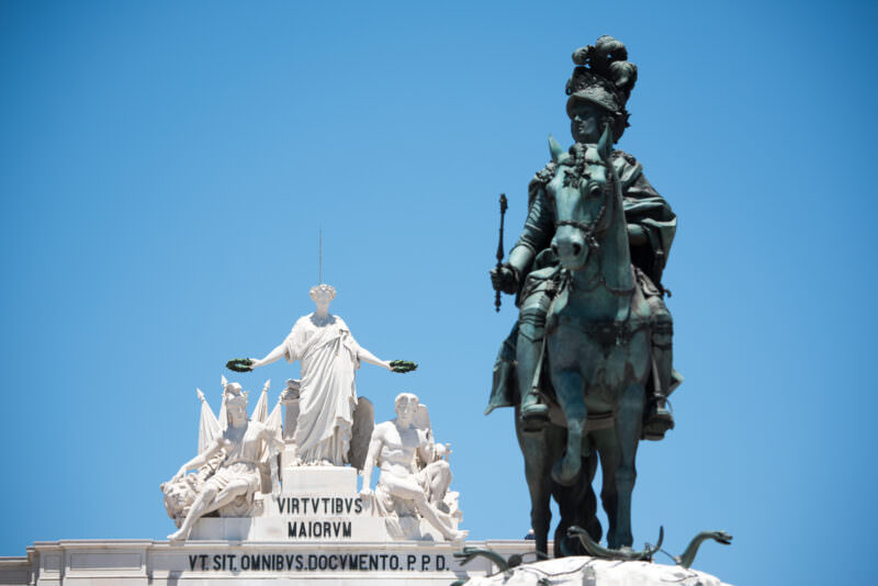 King Joseph I's bronze equestrian statue seen beneath the crowning sculpture of the Arco da Rua Augusta