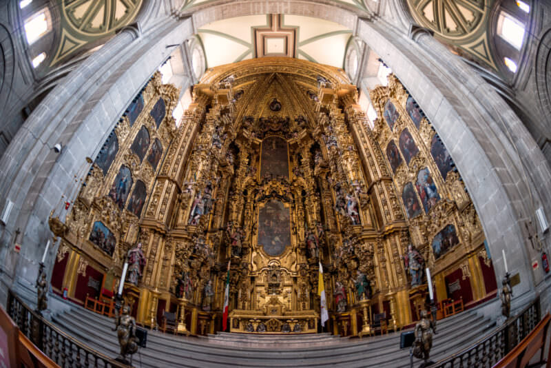 Altar de los Reyes in fisheye view, 25-meter gilded retablo filling the apse beneath ribbed vaults