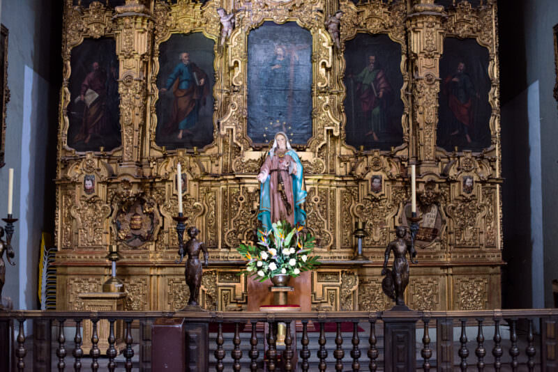 Gilded Baroque retablo of the Capilla del Inmaculado Corazón de María with polychrome Virgin statue