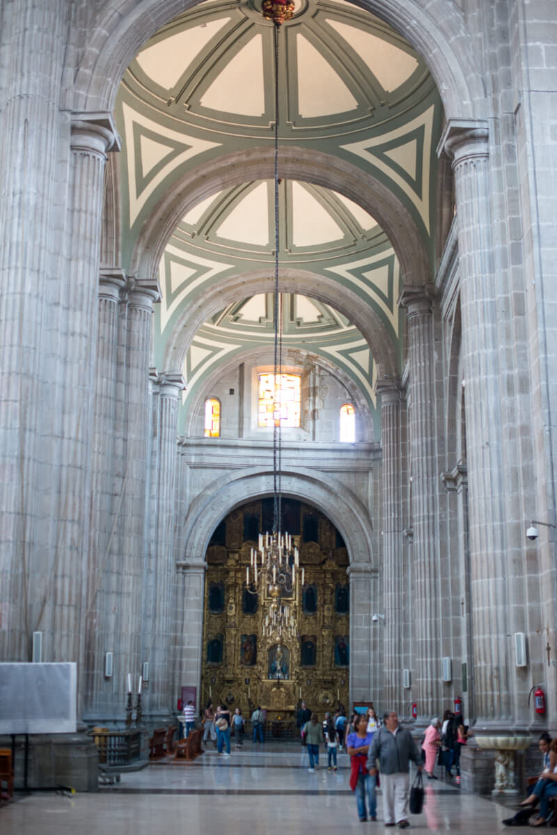 Cathedral nave stretching toward the Altar de los Reyes, a subsidence-monitoring pendulum hanging at center