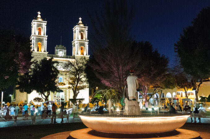 Iglesia De San Servacio Night View Valladolid Mexico
