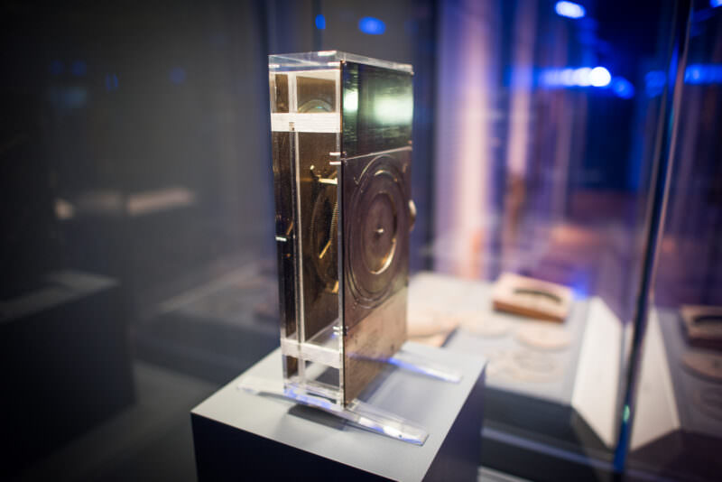 Early Derek de Solla Price reconstruction in a clear acrylic case, bronze-colored front dial with concentric circles and central pointer