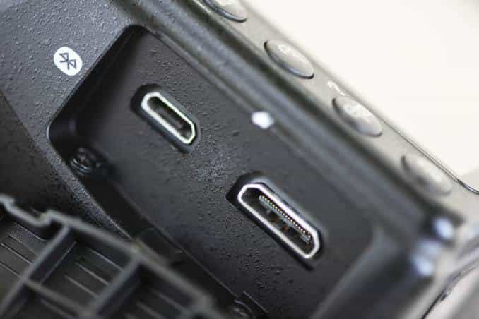 Nikon D3400 Ports HDMI and USB